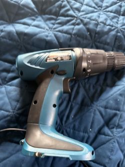 The image shows a Makita 14.4V cordless dr
