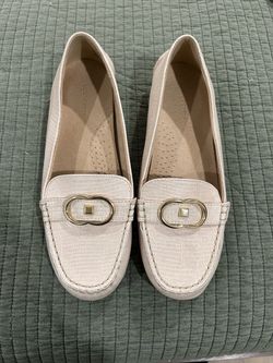 Cream Liz Claiborne Textured Loafers with Gold Hardware