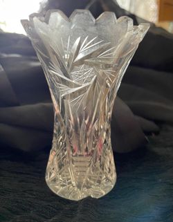 Vintage Cut Crystal Vase – Scalloped Rim Starburst Pattern Glass Vase