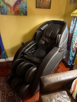 2019 Like New Infinity Genesis Se Massage Chair with Remote and 8 Programs - Catonsville, MD