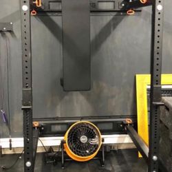 Rogue Fitness 41.5 RML 3W FOLD BACK WALL MOUNT squat stand RACK CrossFit Rig for Sale in Phoenix AZ OfferUp