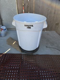 Brute Rubbermaid commercial trashcan with wheel base.