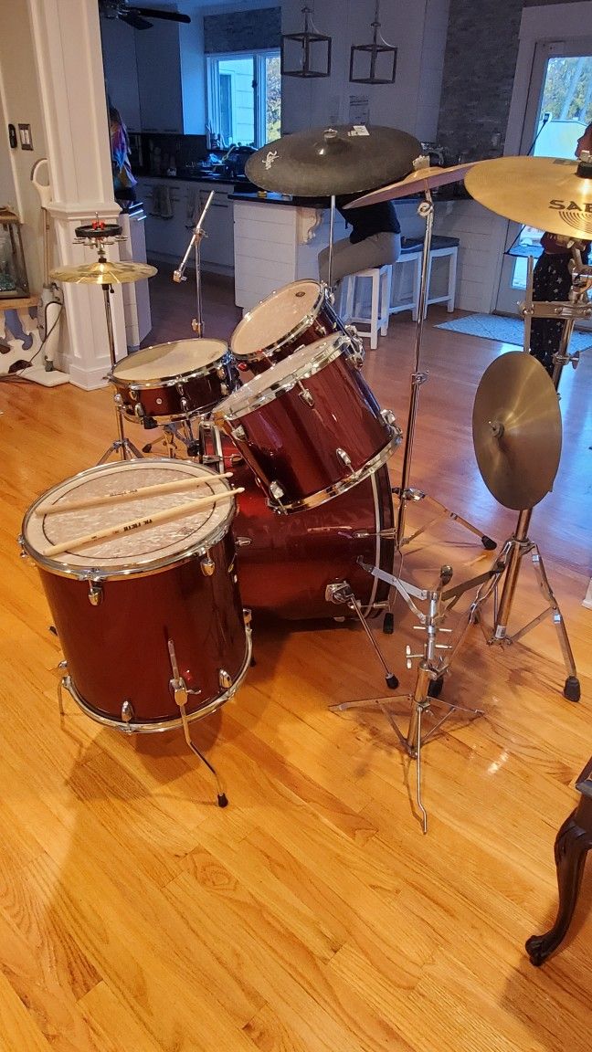 Sound percussion Drum Set...Base Drum Kit, Meini 13" High hat, Seaban 18" B8 Crash, Zildjian 22" Ride, Fabian 16" Thin Crash, PDP Ludwig Hardware,