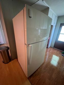 White Top-Freezer Refrigerator