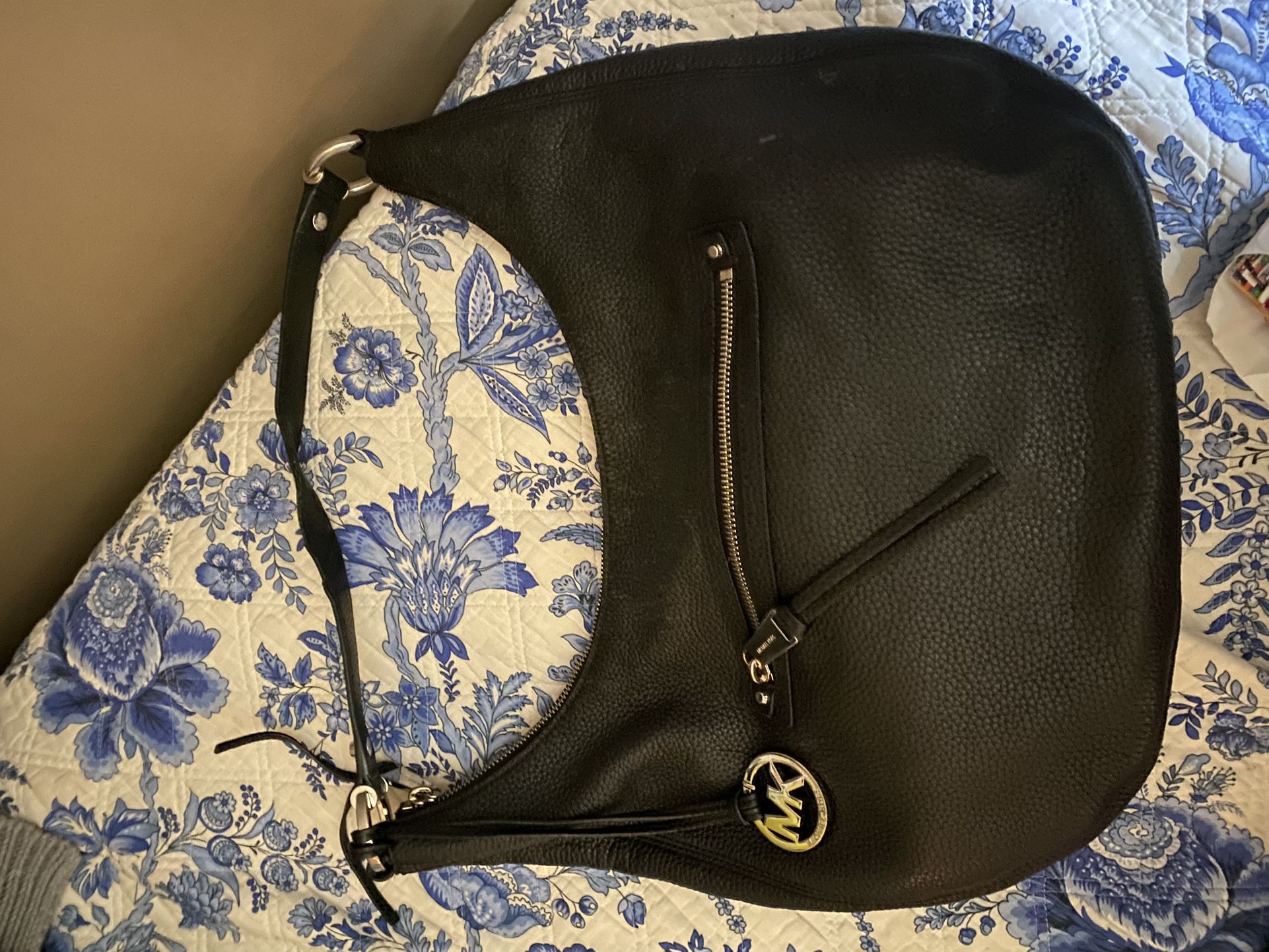 Michael Kors Hamilton Navy Blue Saffiano for Sale in Charlotte, NC - OfferUp
