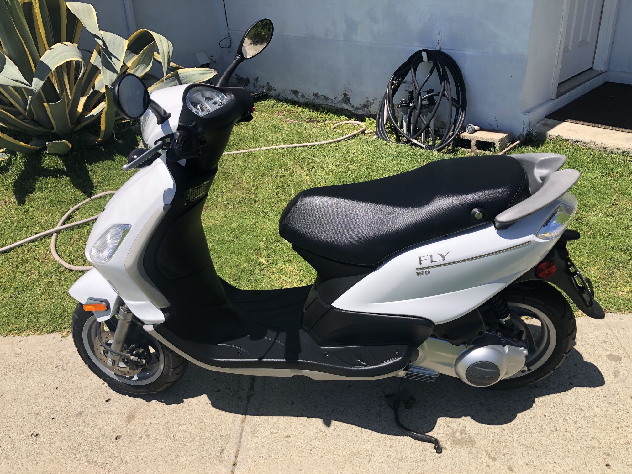 Photo Piaggio Fly 150 Scooter Vespa Only 250 Miles