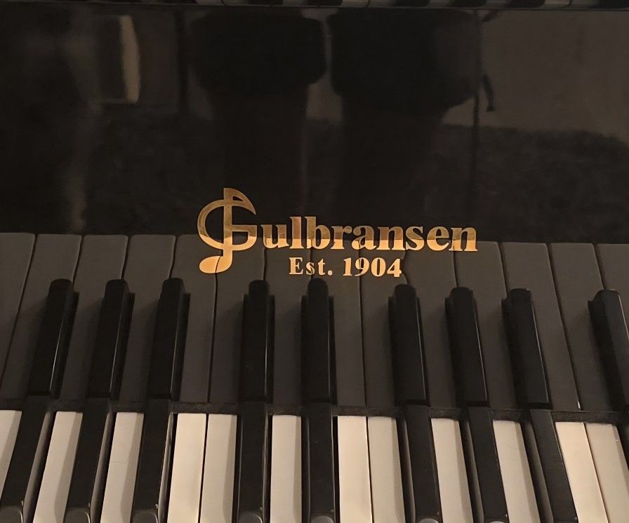 Gulbransen Baby Grand With QRS Player System 
