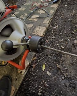 Drain cleaning machine.  🛠️ Máquina desatascadora de desagües