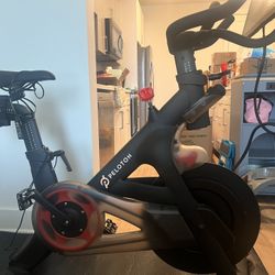 PELETON BIKE 
