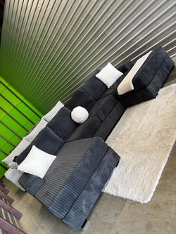 LIKE NEW Oversized U Sectional sofa couch (DELIVERY AVAILABLE)