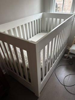Baby Crib With Bamboo Mattress With Several Cotton Sheets And Water Proof Mats