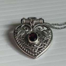 Stunning Sterling Red garnet pendant necklace