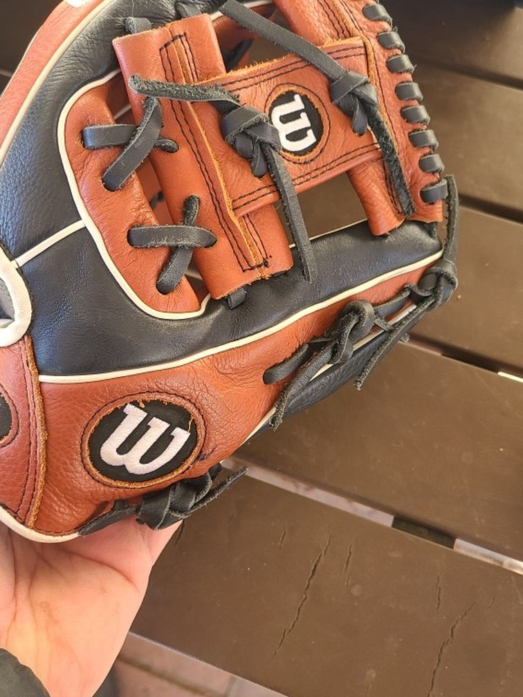 Newer A500 Wilson Baseball Mit Glove