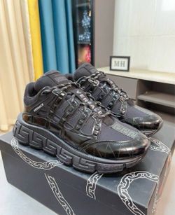 Men’s black trainers size 10