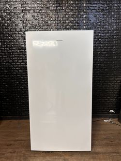 HISENSE STAND UP FREEZER w/WARRANTY! R3627A