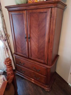 V nice wood Armoire