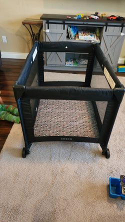 Cosco pack n play ***small rip in netting***