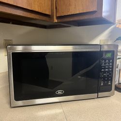 Oster 1.1 cu ft 1000W Microwave - Stainless Steel