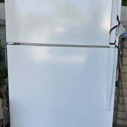 Whirlpool 20cu ft, 33 in Refrigerator 