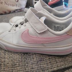Girls Size 3 Nike ( no Blk Pair)
