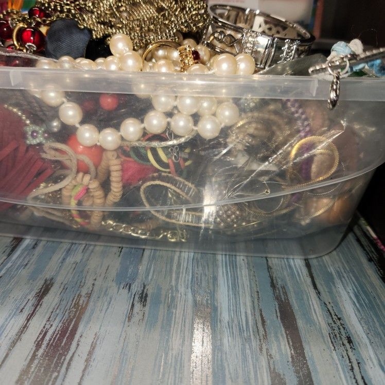 #2277, RETRO JEWELRY (SMALL FLAT RATE BOX) FULL 1 POUND, GREAT AND TO FIX