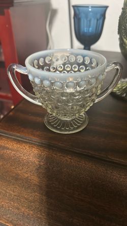 Vintage ”hobnail” pattern moonstone sugar bowl