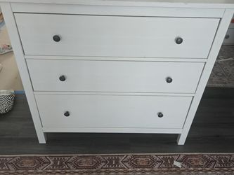 White 3-Drawer Dresser – Good Condition
Description:
White 3-drawer dresser in good used condition.