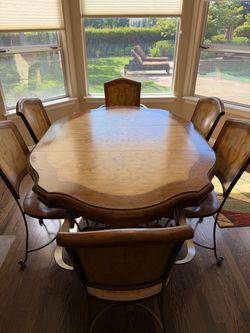 Beautiful solid wood dining table - expandable/extendable