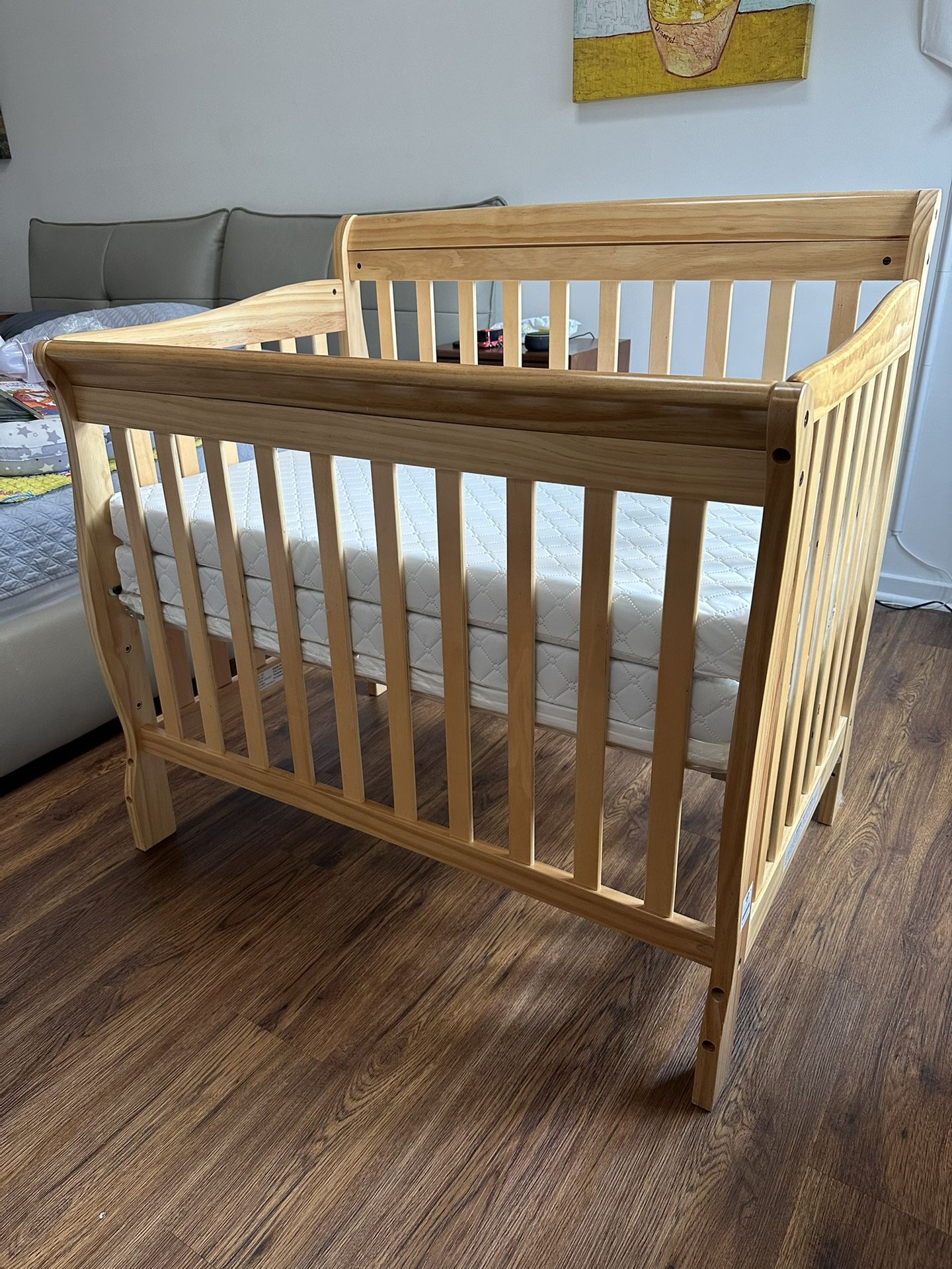 Dream On Me baby crib + 2 Mattresses 