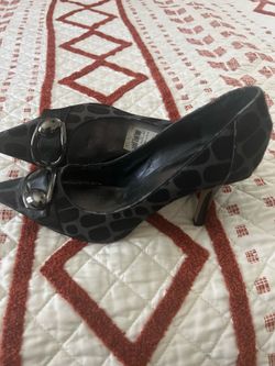 Great condition women pumps size 10–15$
