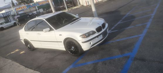 2005 BMW 325i white and black