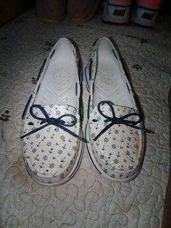 8 women's Skechers