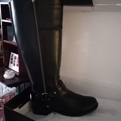 Boots Size 8  60.00   Dream Pairs Size 9  40,00  Adidas  Size 9 45.00