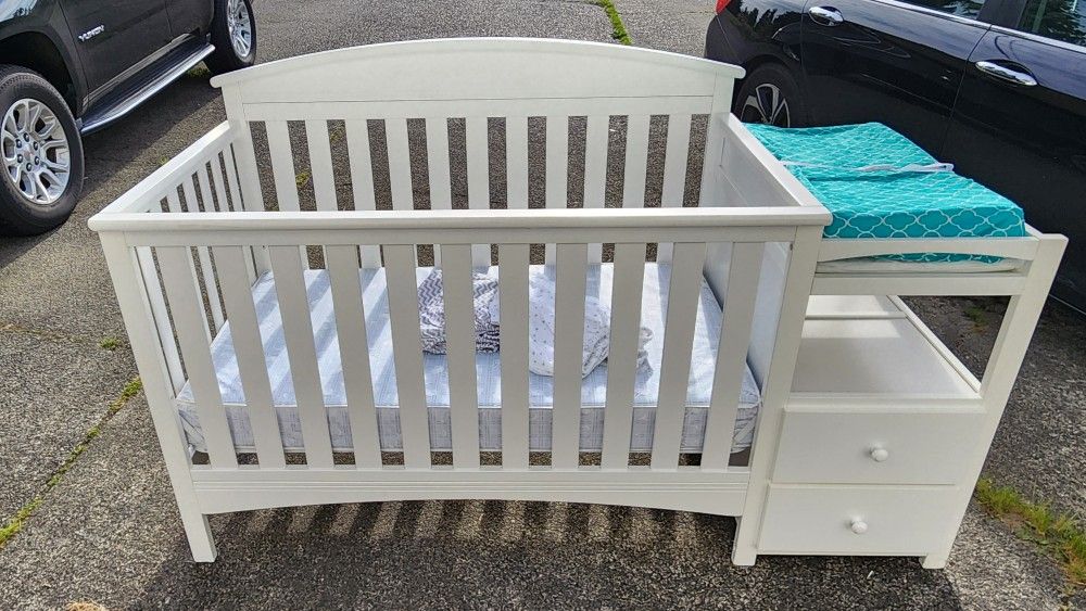Crib/Toddler Bed w/Changing Table