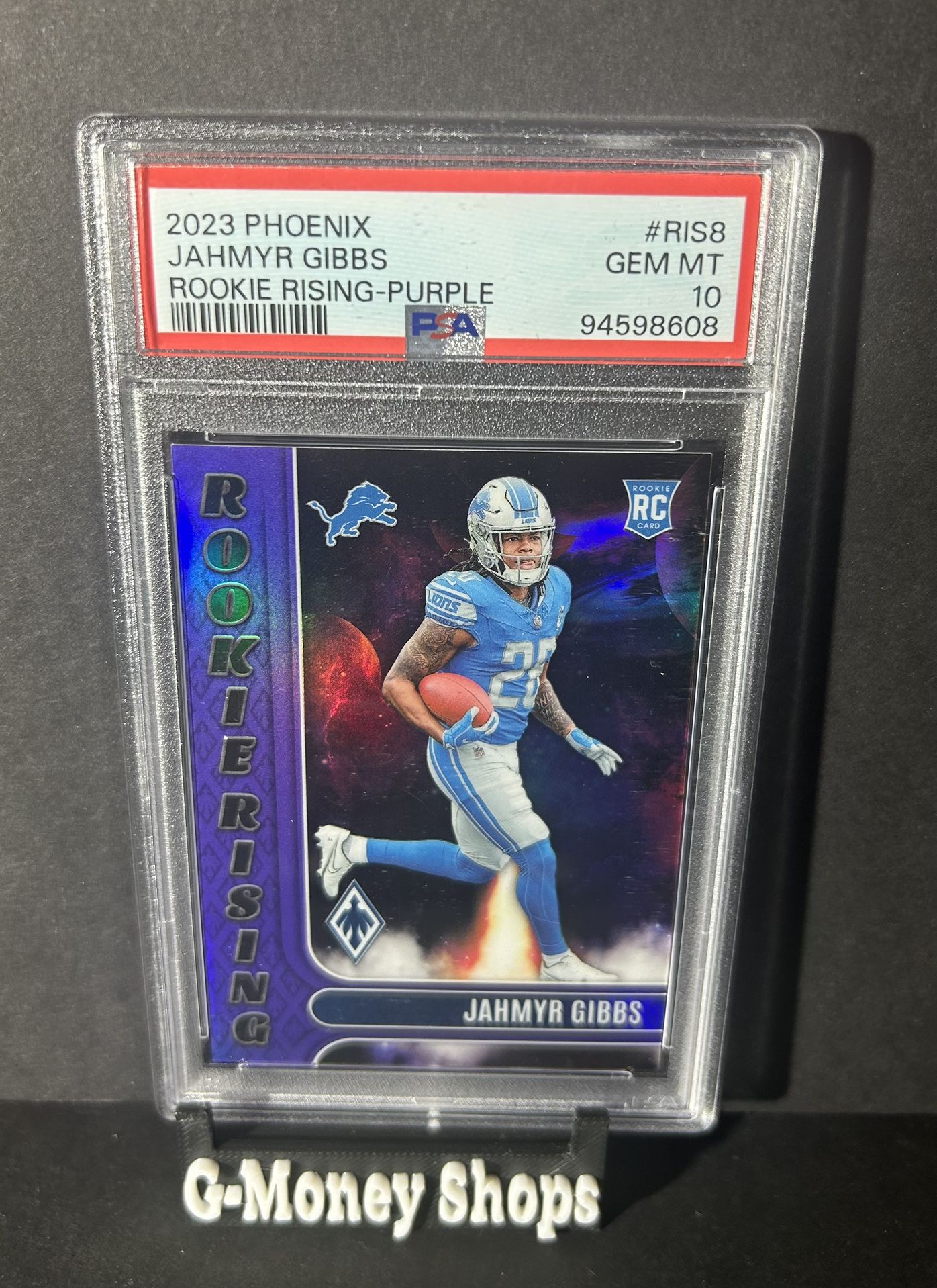 2023 Panini Phoenix - Rookie Rising Jahmyr Gibbs #RIS-8 Purple /125 (RC) PSA 10