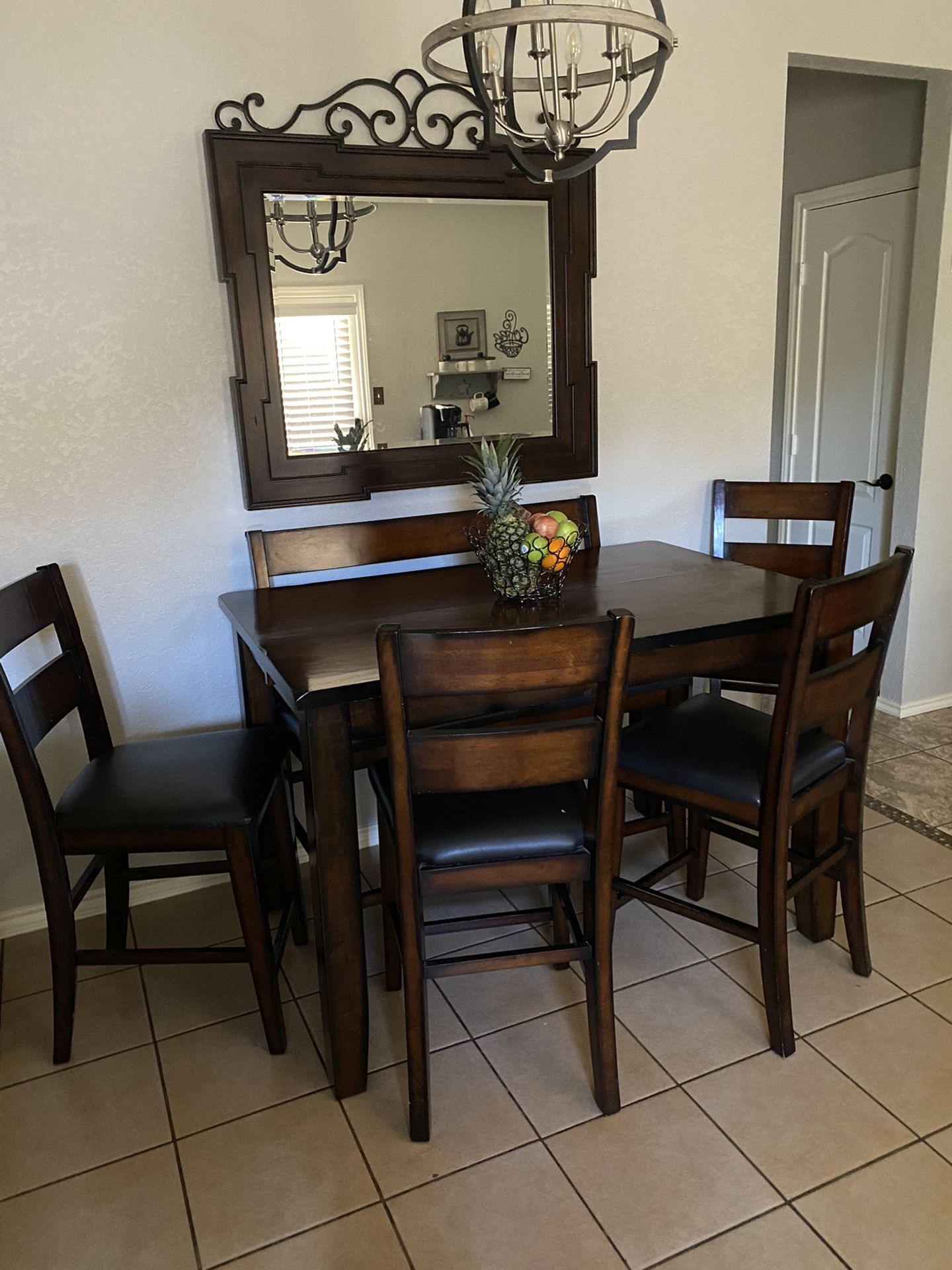 Nice dining set,!!! expandable table, six chairs, bench In very good condition!!