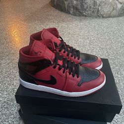 Jordan 1 Mid (Reverse bred) Red