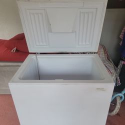 WHIRLPOOL.  WORK REAL GOOD.. JUST GOT A BIGGER SIZE.