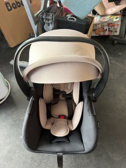 Beige & black Britax Willow S Infant Car seat