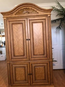 Entertainment center/armoire