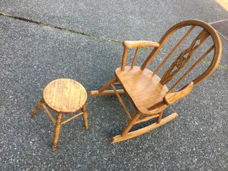Children’s rocking chair w/foot stool