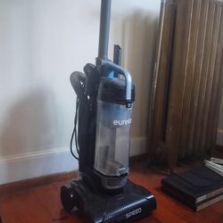 Vacuum Cleaner - Air Speed Bagless Eureka - Barely Used