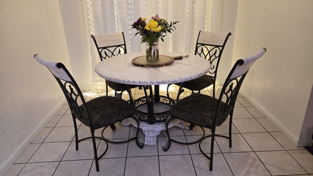 Beautiful Round Table And Chairs