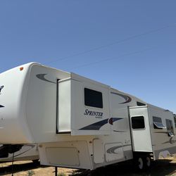 2005 sprinter by Keystone 5th wheel  29ft with 2’Slide outs