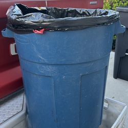 Plastic trash can 30 gl ..$8.00 FIRM