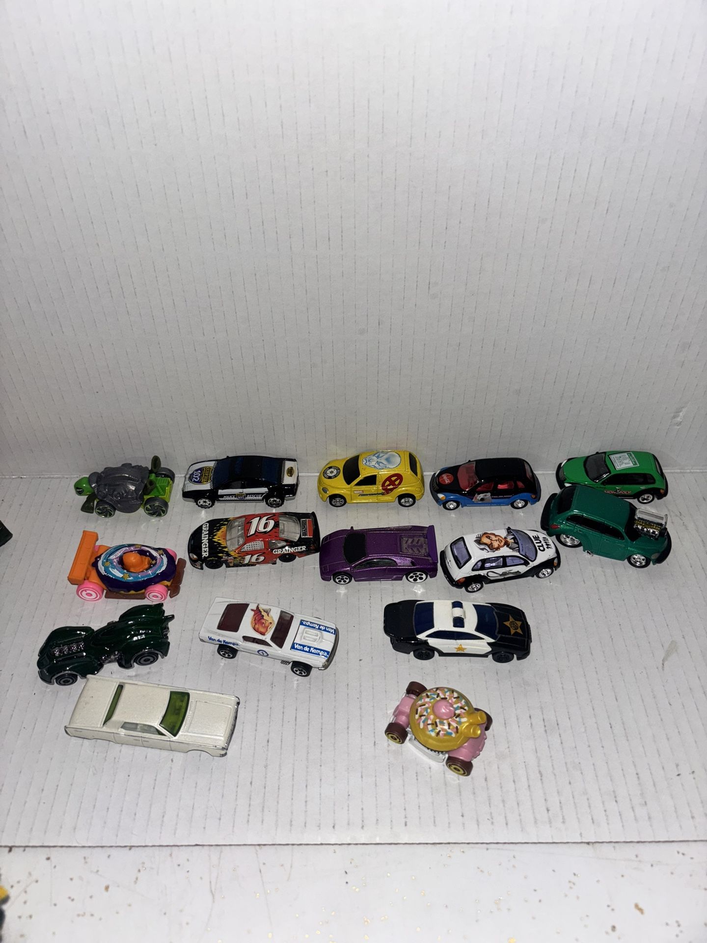 Lot of hot wheels and matchbox cars