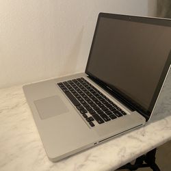 MacBook Pro(2912, 15-in) + Charger + Case