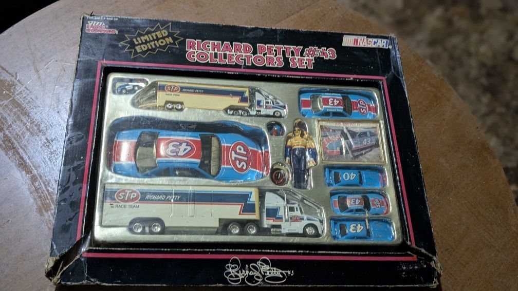 1991 Richard Petty #43 NASCAR collectors set