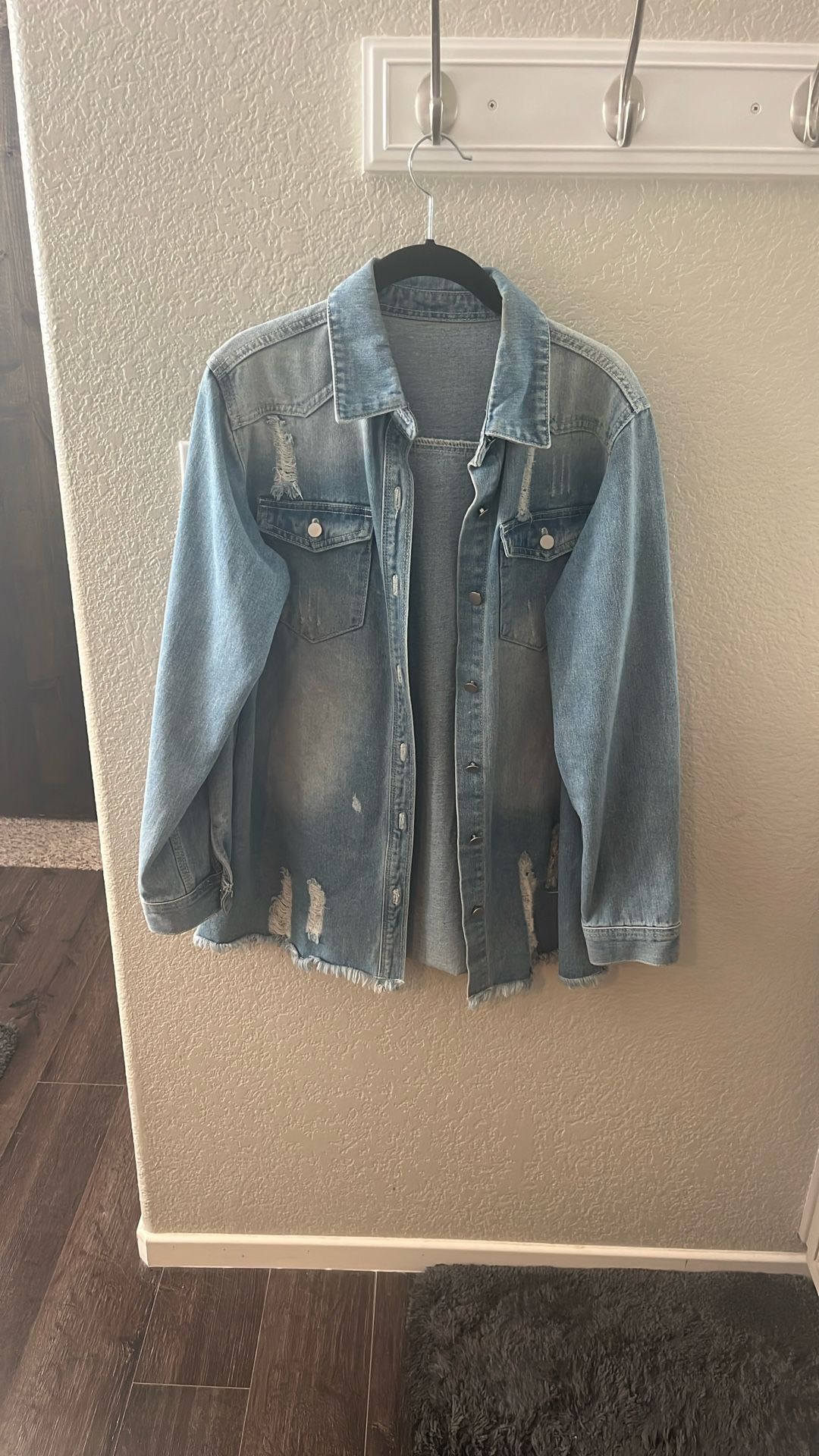 Women’s Light Wash Jean Jacket Size M