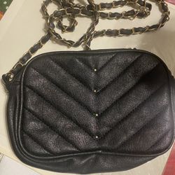 944 Used Unknown Brand Faux Leather Small Purse With Gold Plated Accents. $5.00